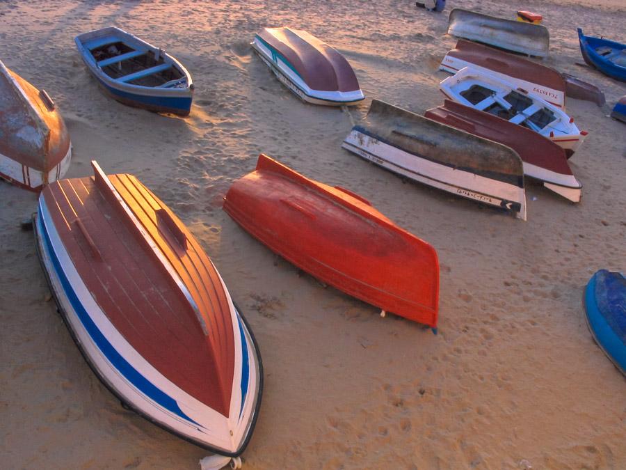 Embarcaciones abandonadas en la playa