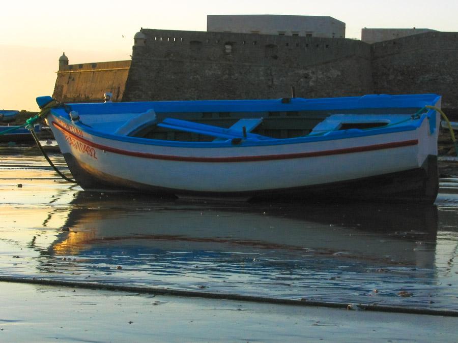 Embarcacion abandonada en la playa