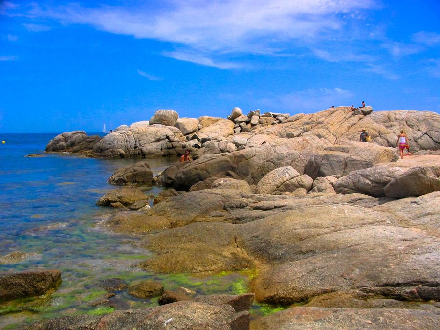 Rocas a la orilla del Mar