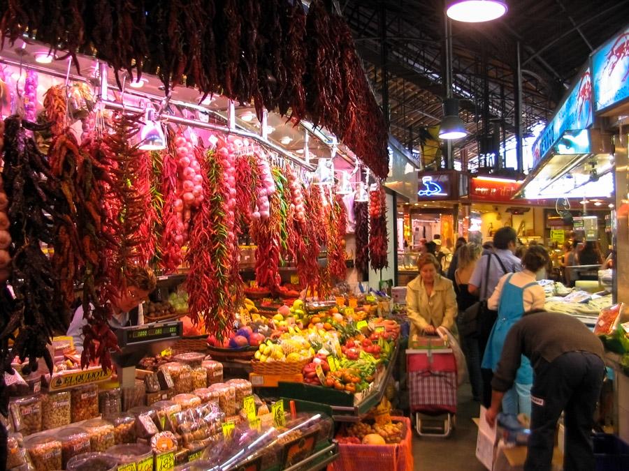 Interior del Mercado St. Josep La Boqueria, Barcel...