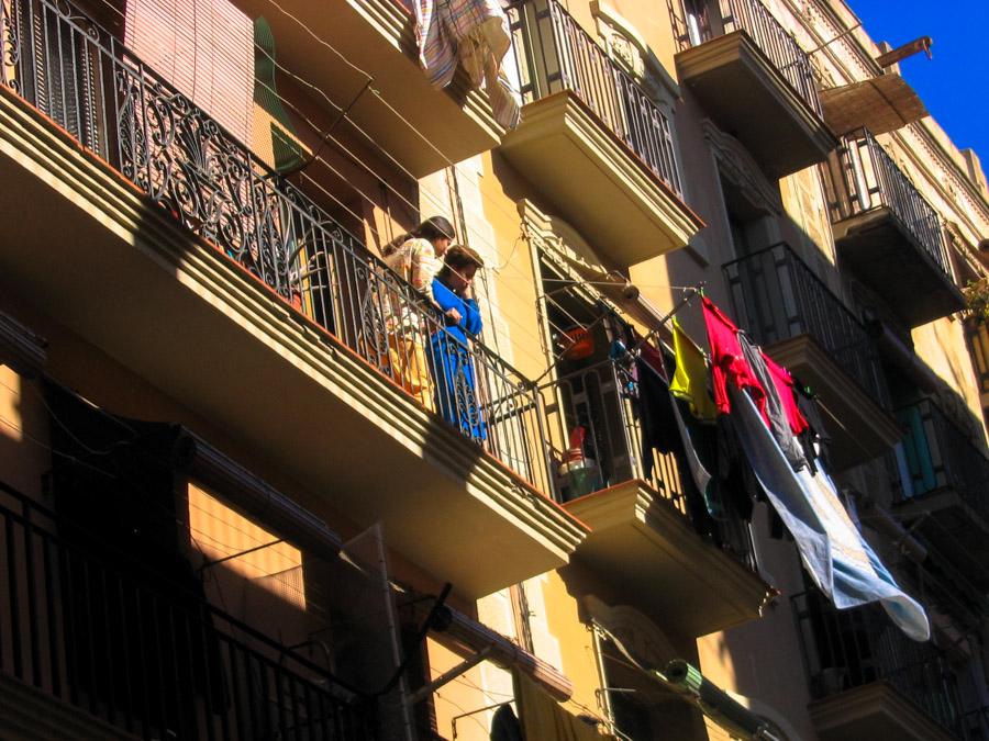 Personas en un balcon