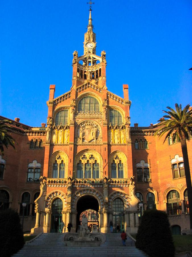 Entrada Principal del Hospital de la Santa Creu i ...