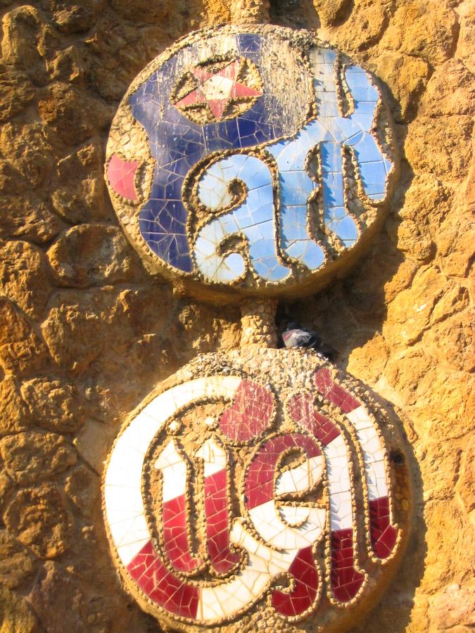 Detalle de un muro del Park Guell, Barcelona, Espa...