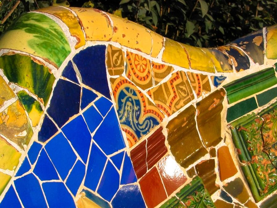 Muro con mosaico en Park Guell, Barcelona España