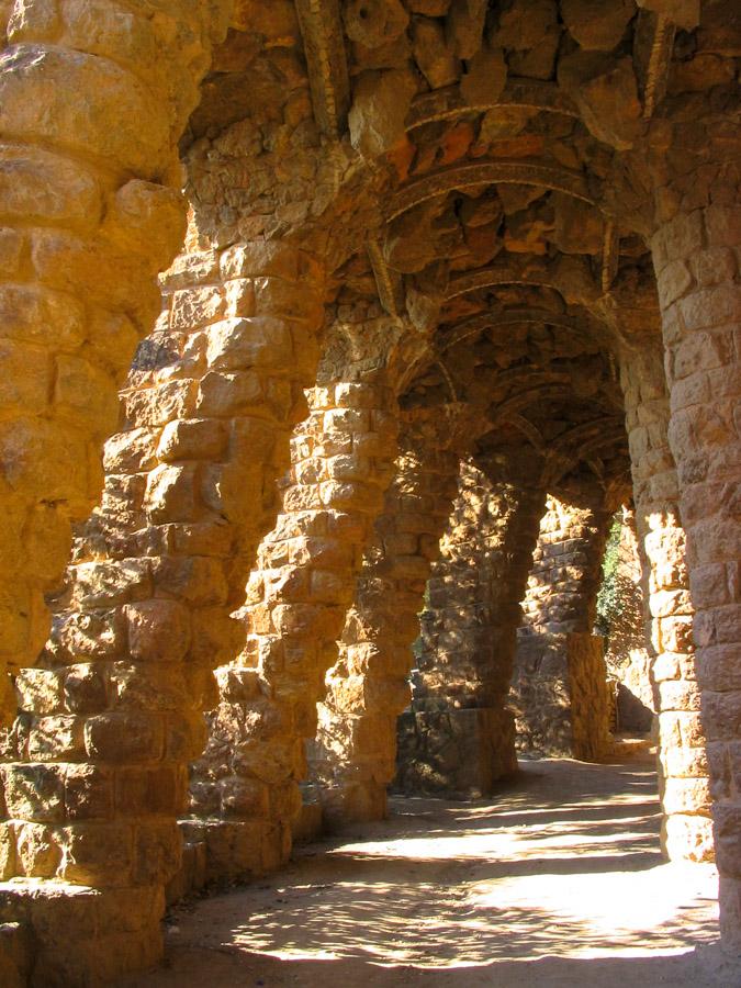 Pasillo empedrado en Park Guell, Barcelona, Españ...