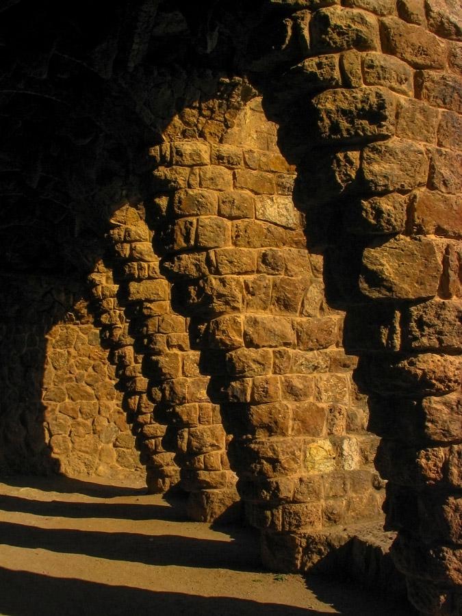 Detalle de un Pasillo empedrado en Park Guell, Bar...