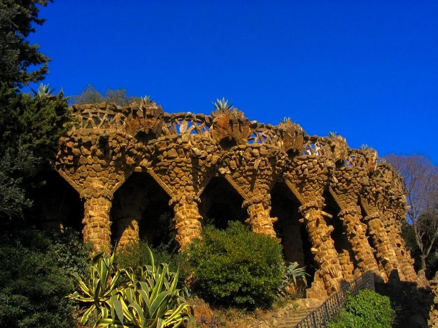 Vista exterior del pasillo empedrado en Park Guell...