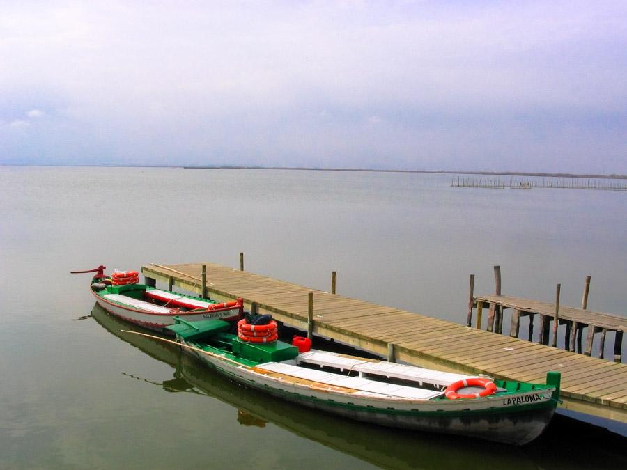 Embarcaciones en un muelle