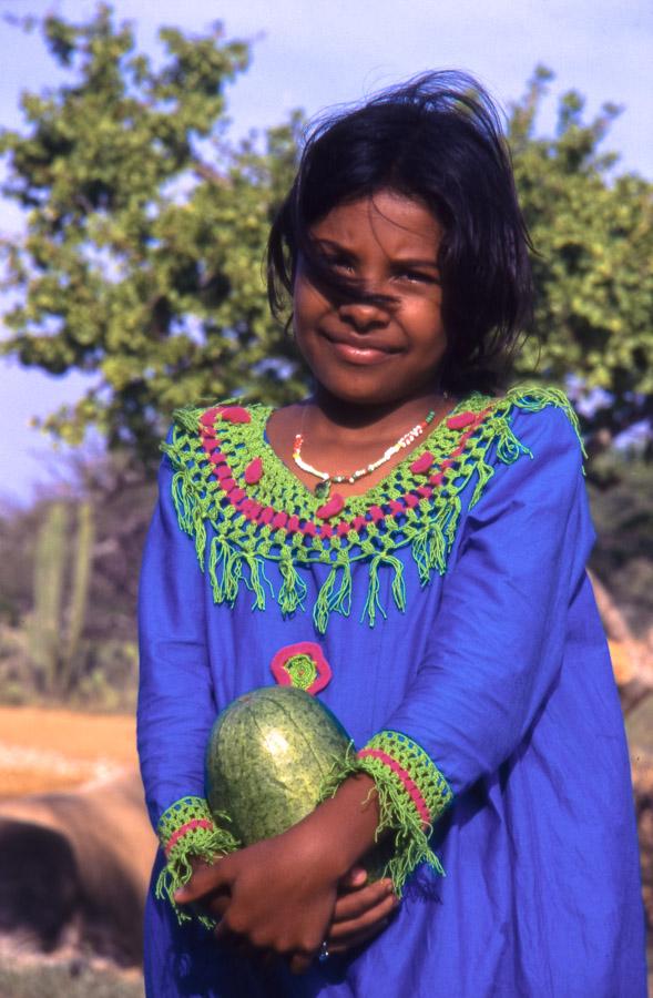 Niña Indigena Wayuu Sosteniendo una fruta, La Gua...