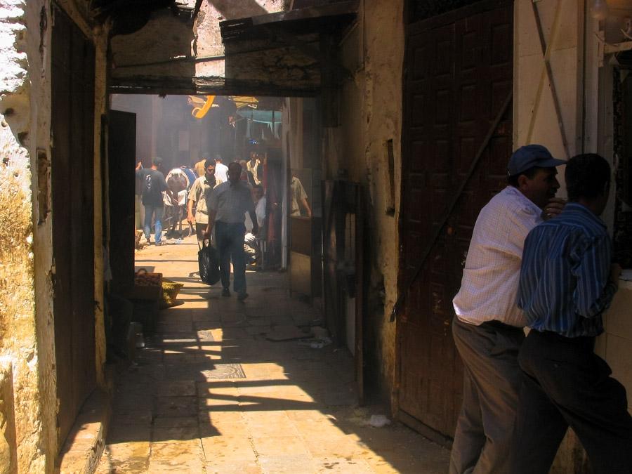 Personas en un pasillo en Fez, Marruecos