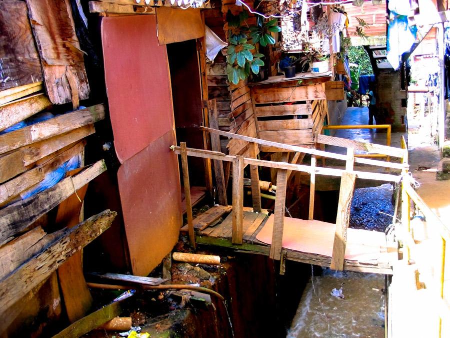 Vivienda de invasion en la comuna Santo Domingo Sa...