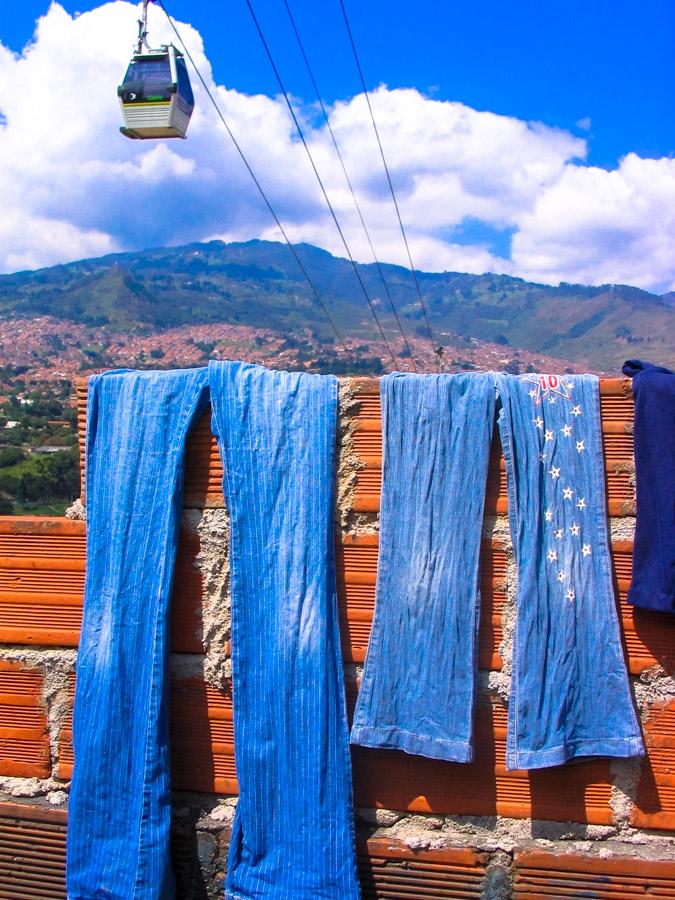 Ropa colgada de un muro en Casa comuna Santo Domin...