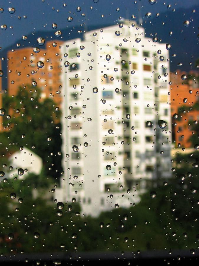 Vision de una ciudad a traves de un vidrio mojado