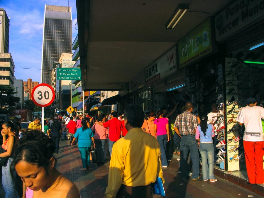 Gente Caminando por el centro de Medellin, Antioqu...