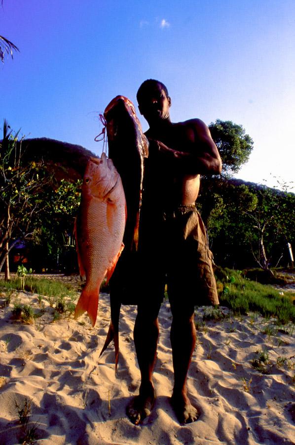 Hombre Sosteniendo unos pescados, Choco, Colombia