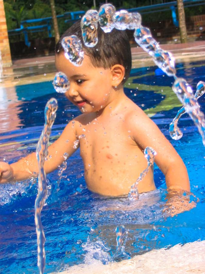 Niño divirtiendose en una piscina