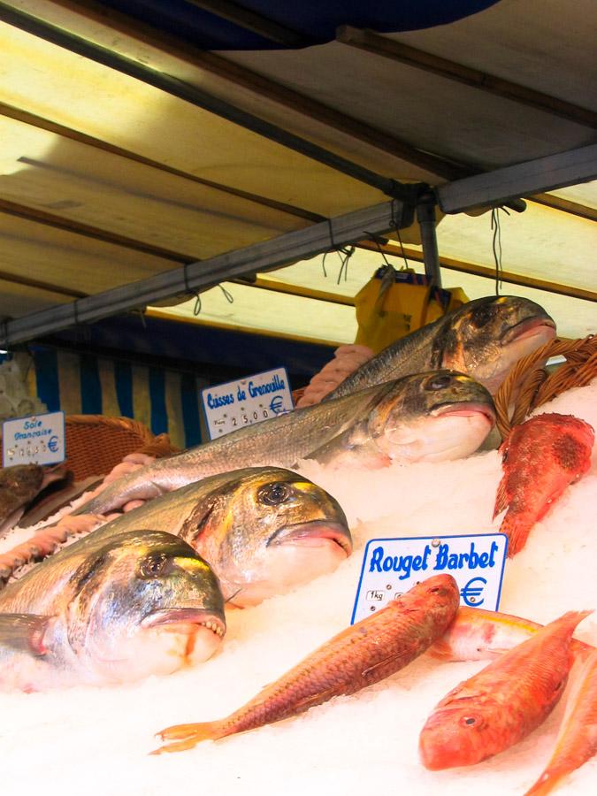 Venta de pescado en un Mercado