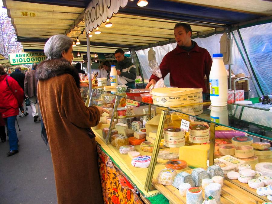 Mercado callejero en Paris, Francia