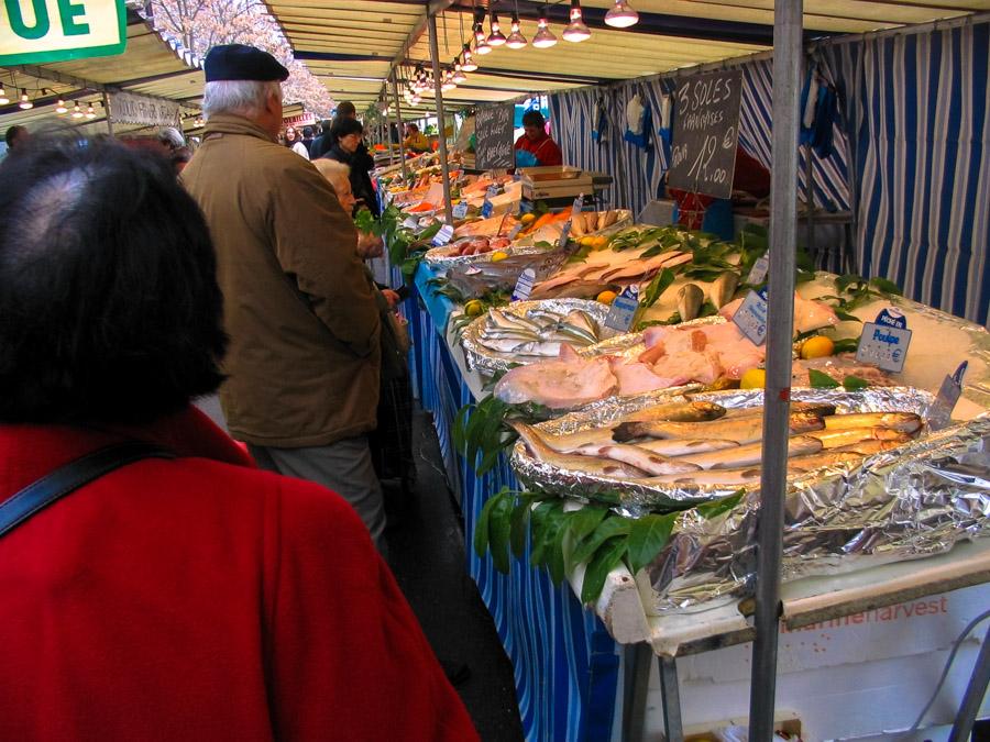 Mercado callejero en Paris, Francia