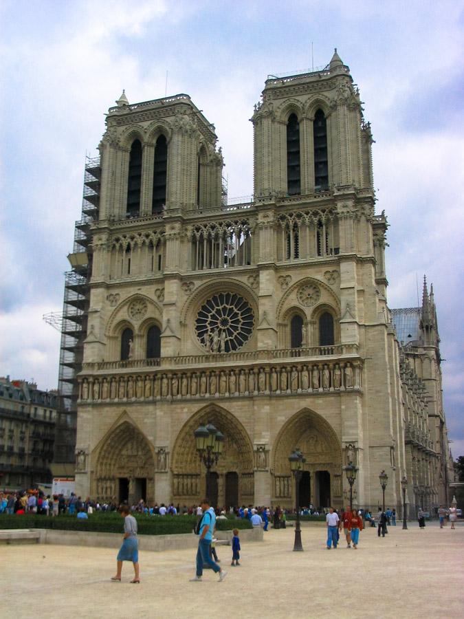 Fachada de la Iglesia de Notre Dam, Paris Francia