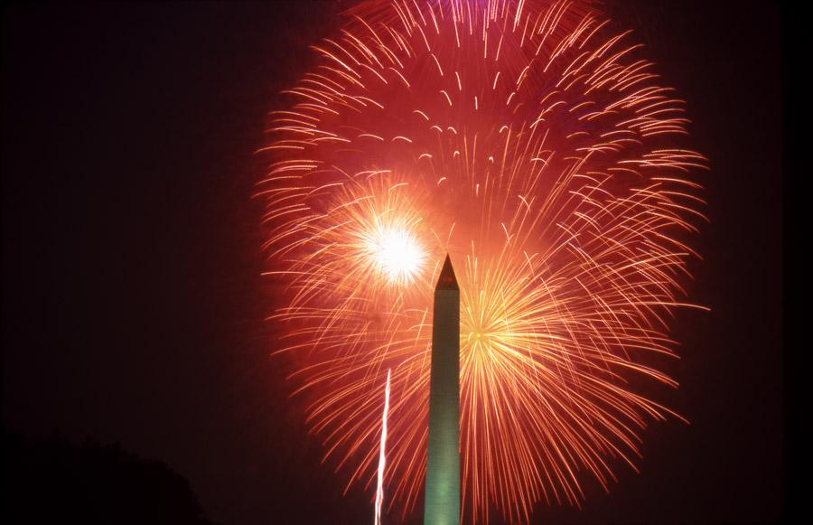 Juegos pirotecnicos en el monumento de Washington,...