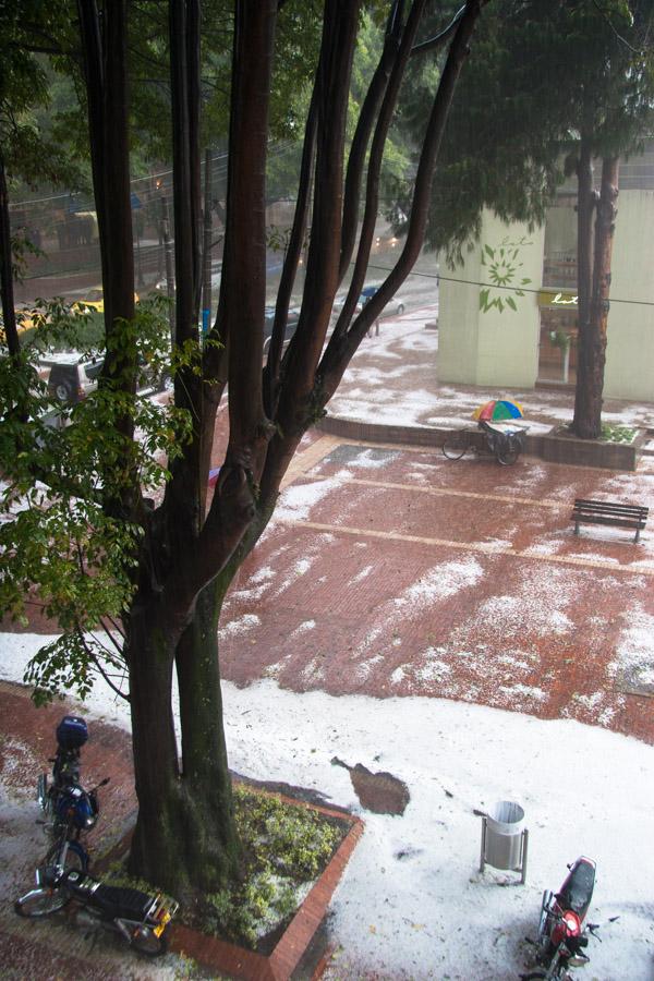 Parqueadero despues de una granizada