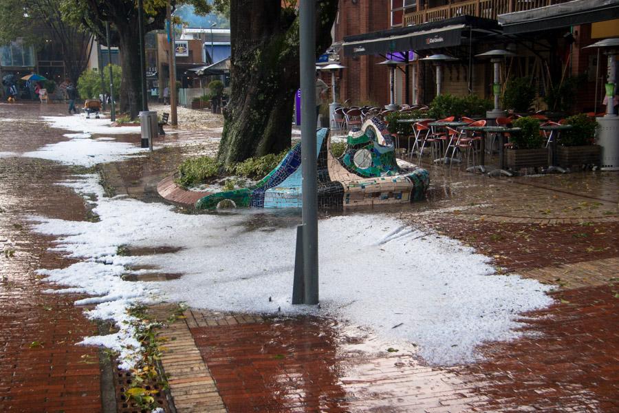 Granizo derrtido en la calle