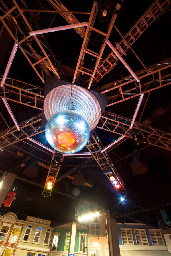 Bola de espejos en el Interior de una Discoteca