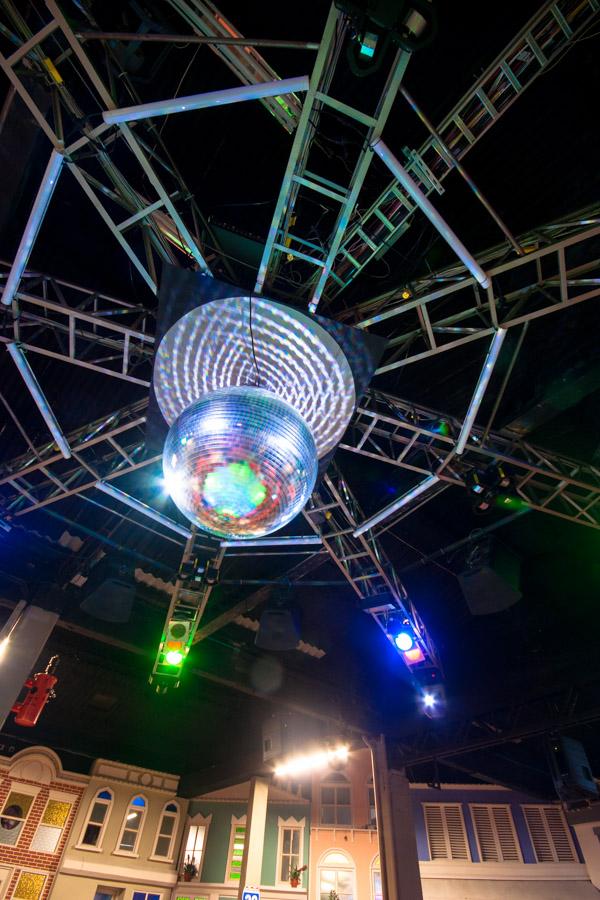 Bola de espejos en el Interior de una Discoteca