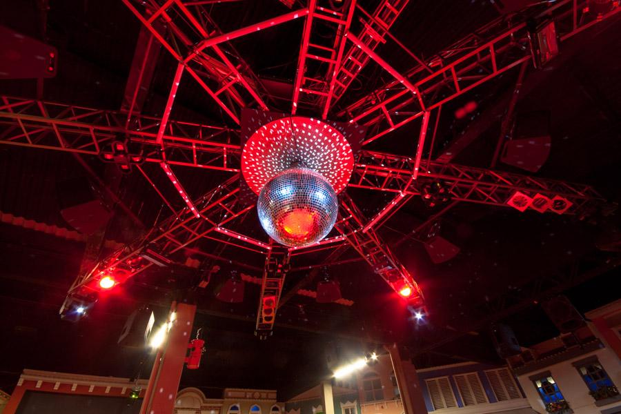 Bola de espejos en el Interior de una Discoteca