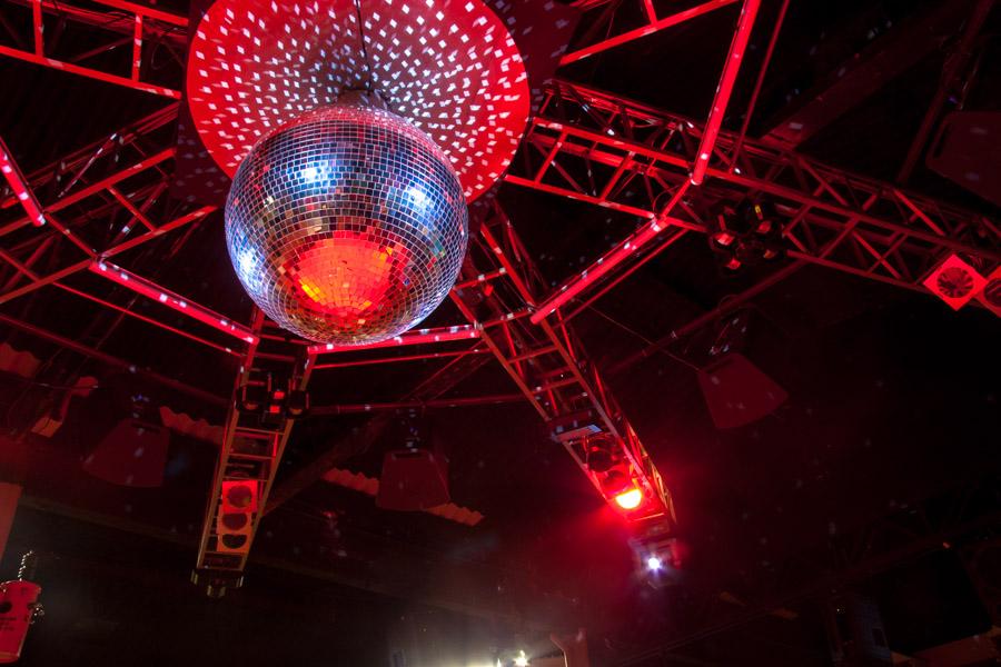 Bola de espejos en el Interior de una Discoteca