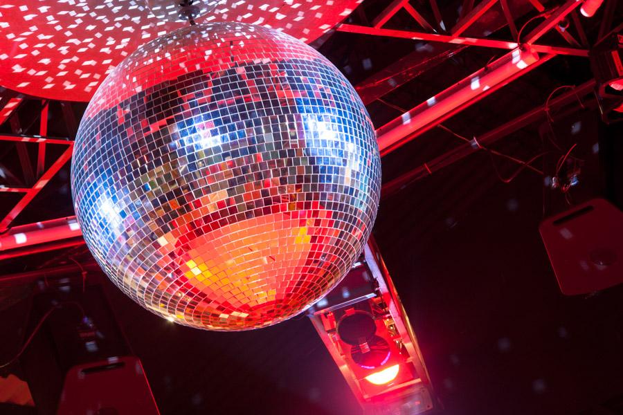 Bola de espejos en el Interior de una Discoteca