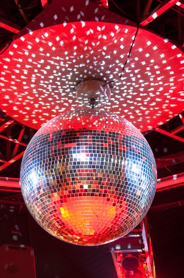 Bola de espejos en el Interior de una Discoteca