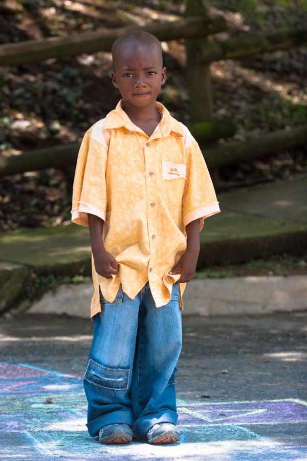 Niño afrocolombiano posando