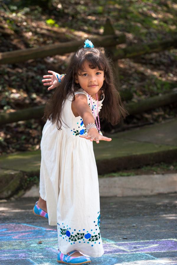 Niña parada en un solo pie