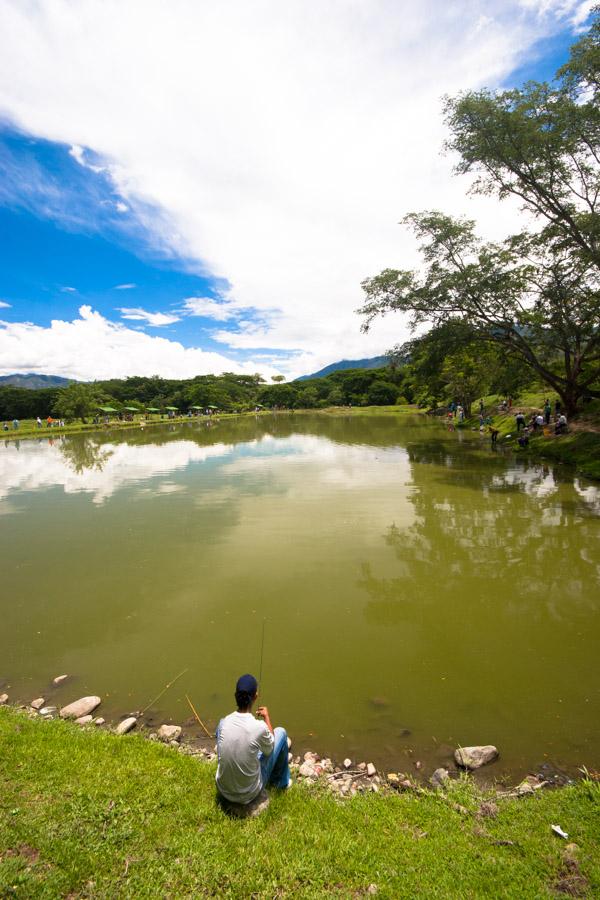 Hombre pescando en un lago 