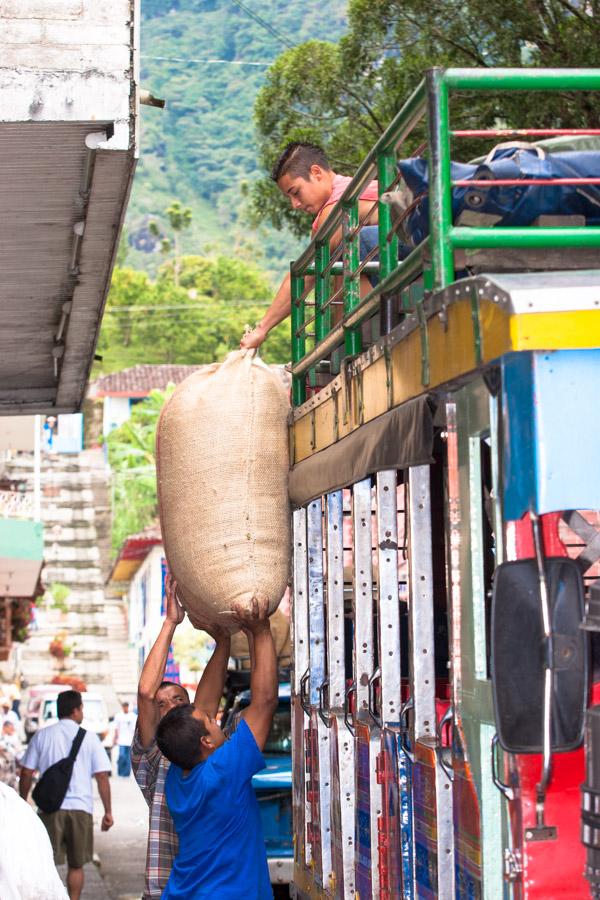 Personas cargando una Chiva en Tamesis, Antioquia,...