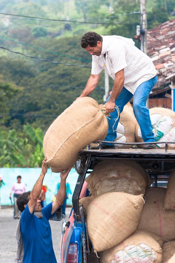 Personas cargando un jeep en Tamesis, Antioquia, C...