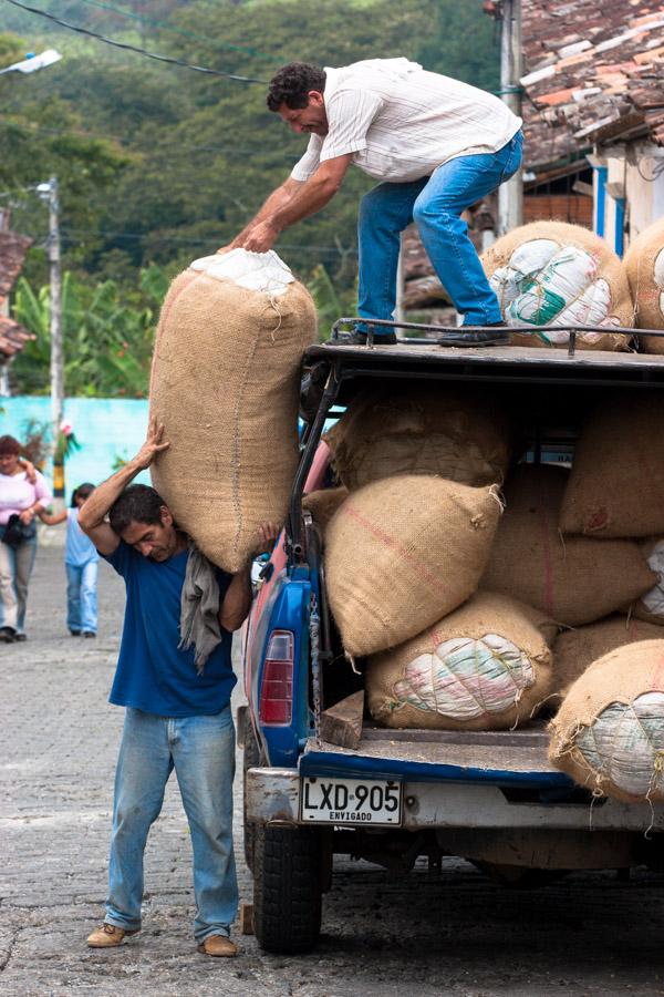 Personas cargando un jeep en Tamesis, Antioquia, C...