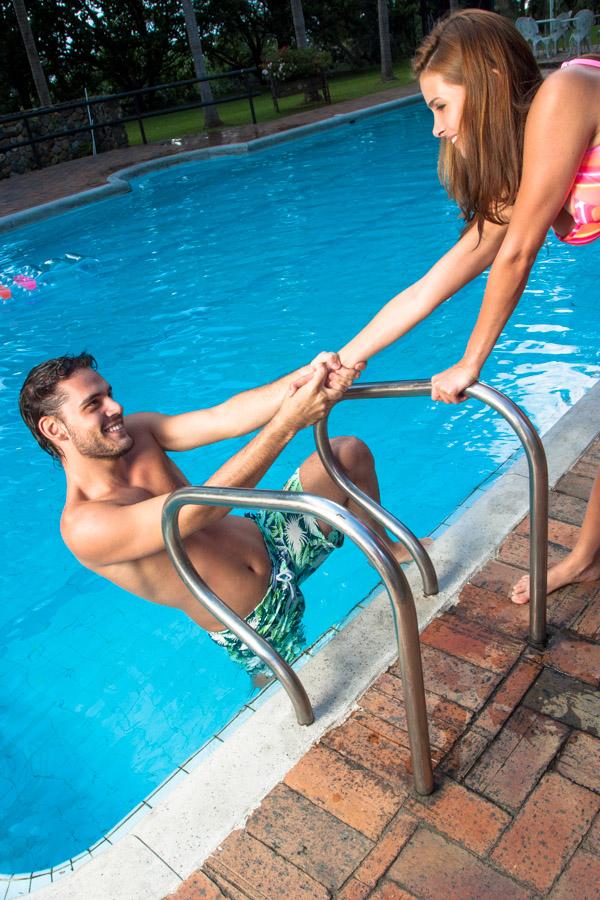 Pareja de Hombre y Mujer en el Borde de una Piscin...