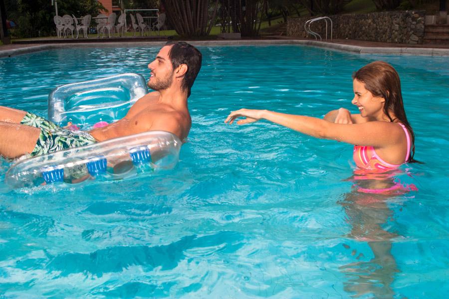 Pareja de Hombre y Mujer Jugando en una Piscina