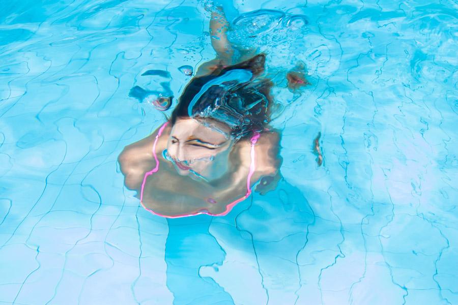 Mujer nadando en una Piscina