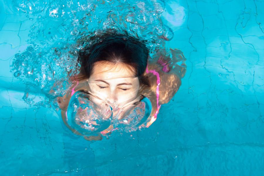 Mujer nadando en una Piscina