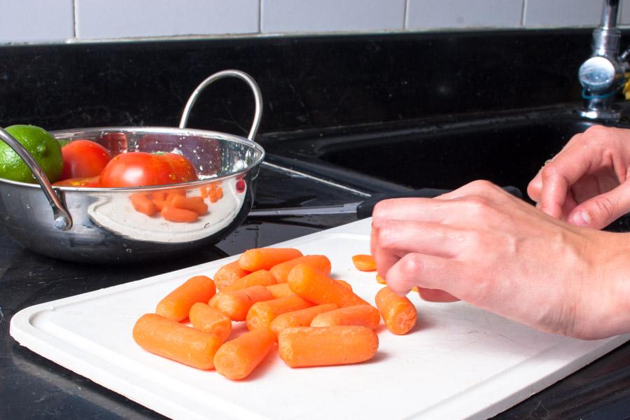 Mujer Cortando Verduras en una Cocina