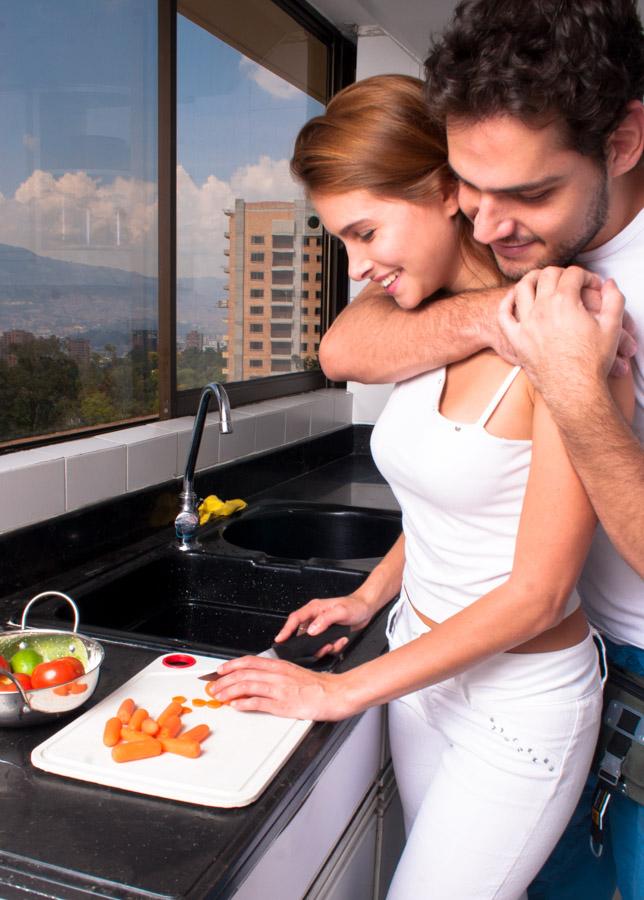 Pareja de Hombre y Mujer Cocinando