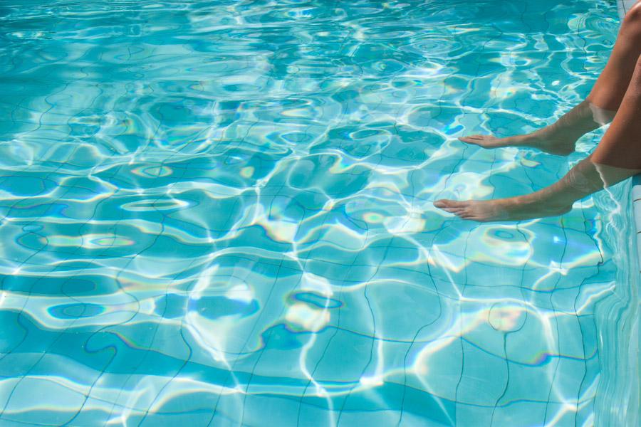 Piernas Sumergidas en el Agua de una Piscina