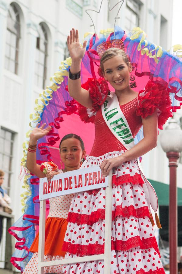 Desfile de carrozas con las candidatas al Reinado ...