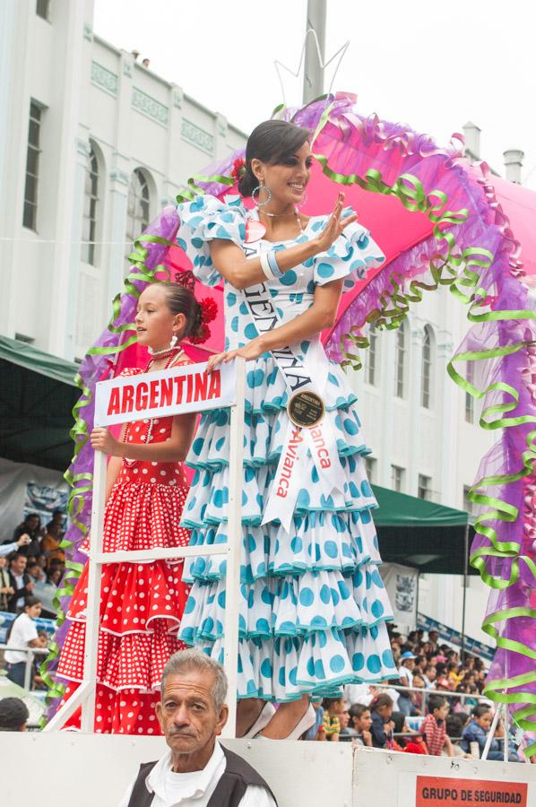 Desfile de carrozas con las candidatas al Reinado ...