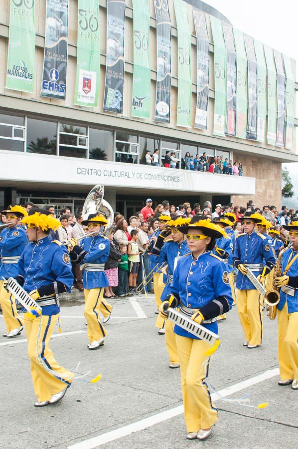 Banda Marcial en el desfile de Carrozas con las ca...