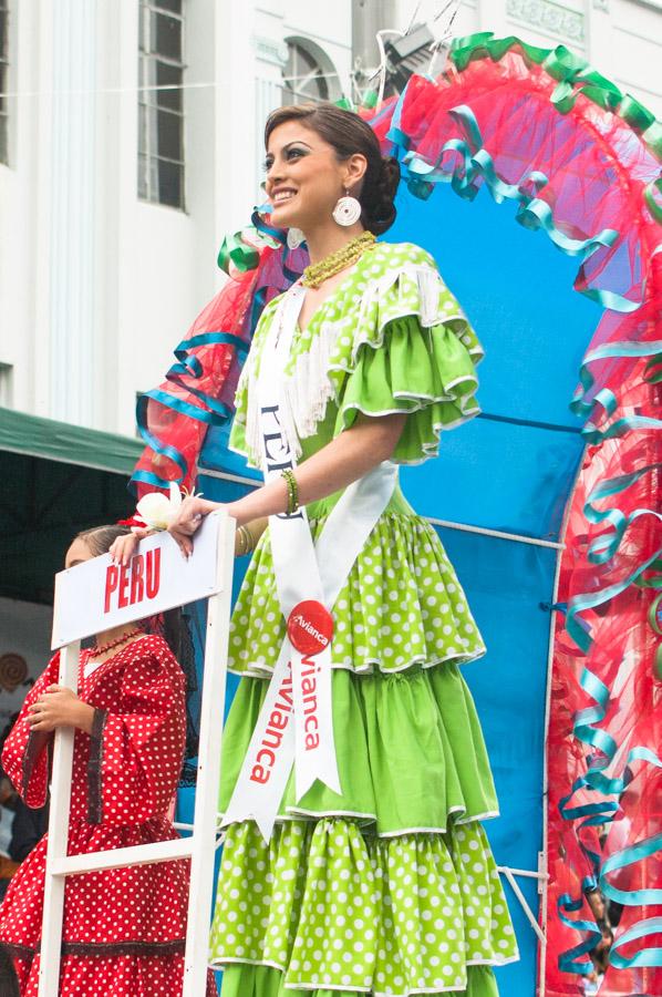 Desfile de carrozas con las candidatas al Reinado ...